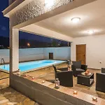 Vakantiehuis House With A Swimming Pool Rovanjska, Paklenica - 25377 Rovanjska